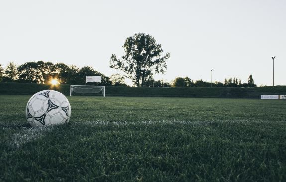 Fußball auf einem Rasenplatz.